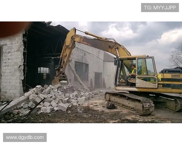 挖掘机农村自建房挖地基